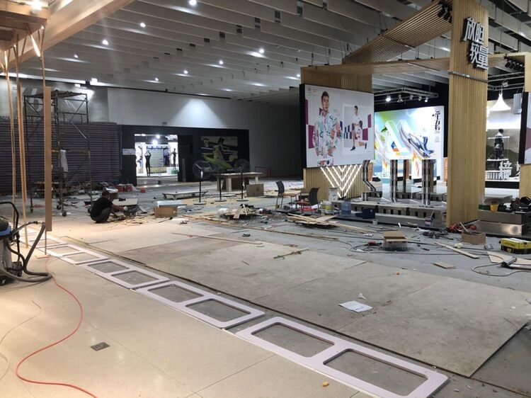 連鎖品牌店開業(yè)，到底是裝立式服裝防盜器還是隱藏式地埋防盜器？